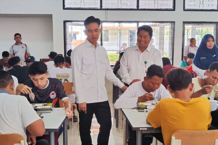 Wapres Gibran Tinjau Sekolah Rakyat di Solo, Pastikan Kenyamanan Siswa dan Kualitas Program Makan Bergizi Gratis