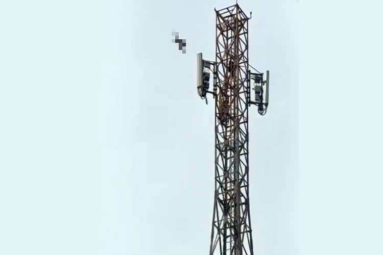 Aksi Nekat Pria Cianjur Terjun Bebas dari Tower Puluhan Meter