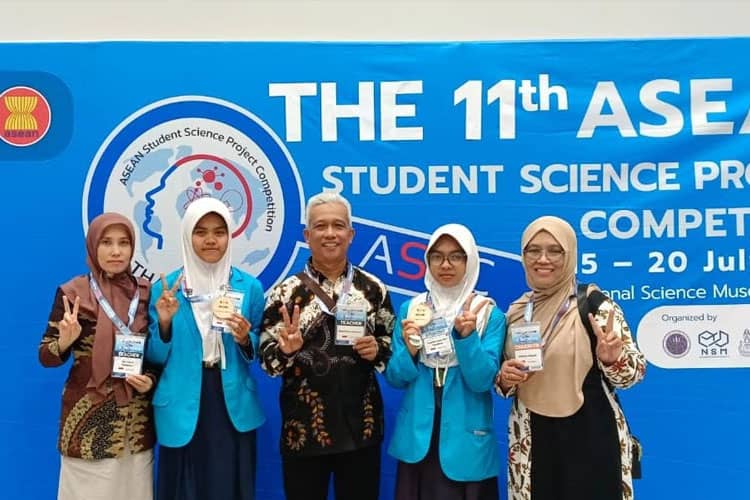Bangga! Siswi MTsN 9 Jombang Raih Medali Perak di Ajang Sains Internasional ASPC 2025 Thailand