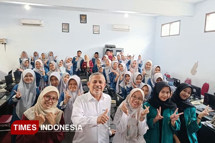 Prodi Pendidikan Bahasa Inggris FKIP UNISMA Tingkatkan Kemampuan Speaking Siswa Lewat Teknologi AI