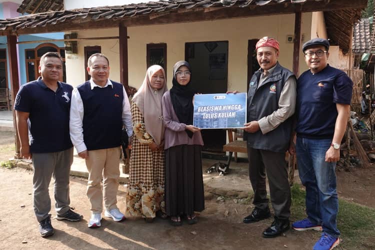 Arini, Anak Guru Madrasah Dapat Beasiswa Penuh Kuliah di FISIP UB