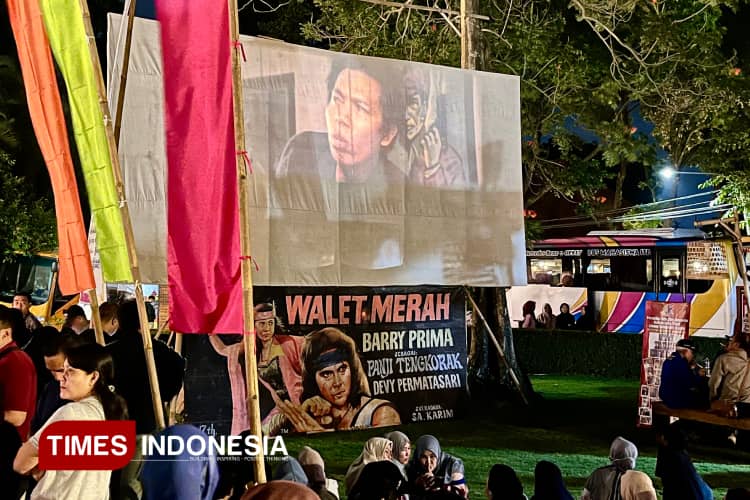 Bernostalgia Lewat Layar Tancap Klasik, Penonton Terhanyut di Tong Tong Night Market