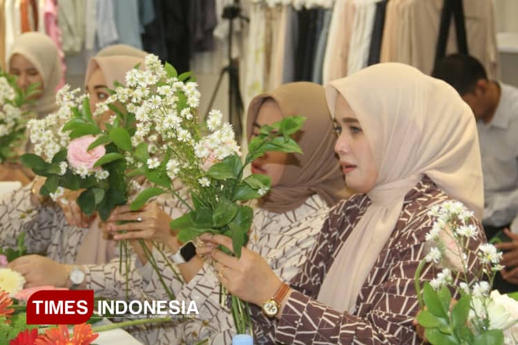 Teguhkan Komitmen Tingkatkan Pemberdayaan Perempuan Lewat Edukasi Investasi dan Kreativitas Bunga