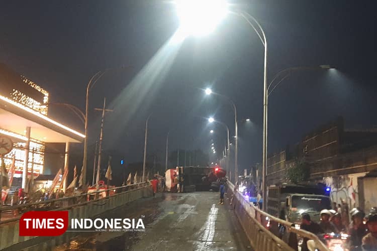Truk Tebu Terguling di Fly Over Mergosono Kota Malang, Diduga Hindari Motor Mendadak Nyalip