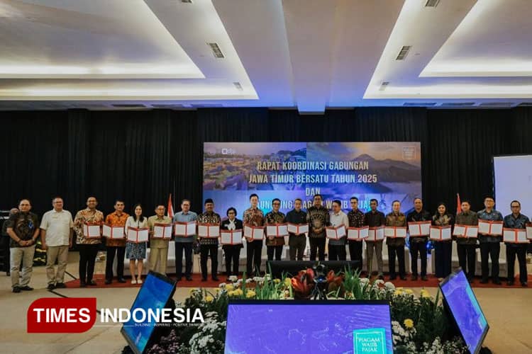 Direktur Jenderal Pajak Serahkan Piagam Wajib Pajak kepada 20 Wajib Pajak di Jawa Timur