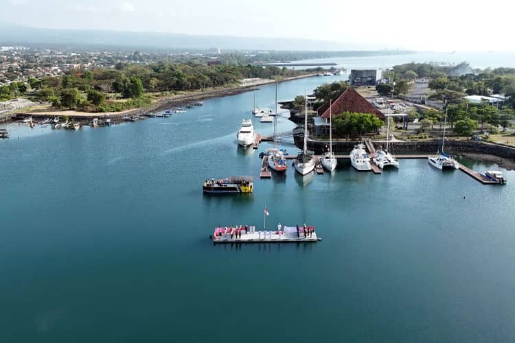 Pengibaran Bendera di Tengah Laut Banyuwangi, Kenang Pertempuran Selat Bali