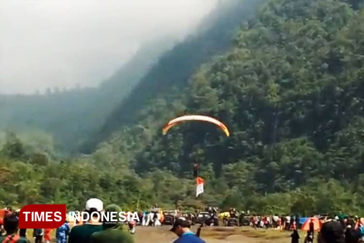 Kibaran Merah Putih dari Paralayang dan Gantole Hiasi Langit Gunung Galunggung