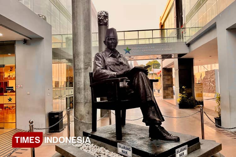 Patung Bung Karno dan Keyakinan yang Tersimpan di Sepatu Kirinya