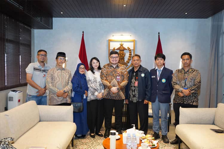 Bupati Kediri dan Istrinya Bertemu dan Video Call Guru SMA Mengingat Momen Kenangan