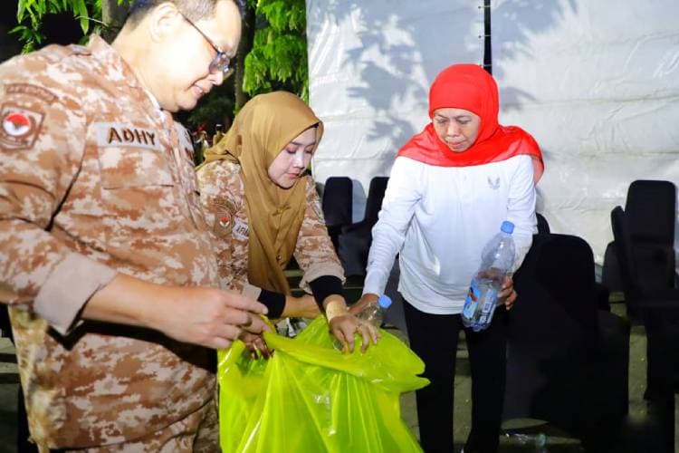 Gubernur Khofifah Turun Langsung Pastikan Taman Apsari Bersih dan Pulih Pasca Pesta Rakyat