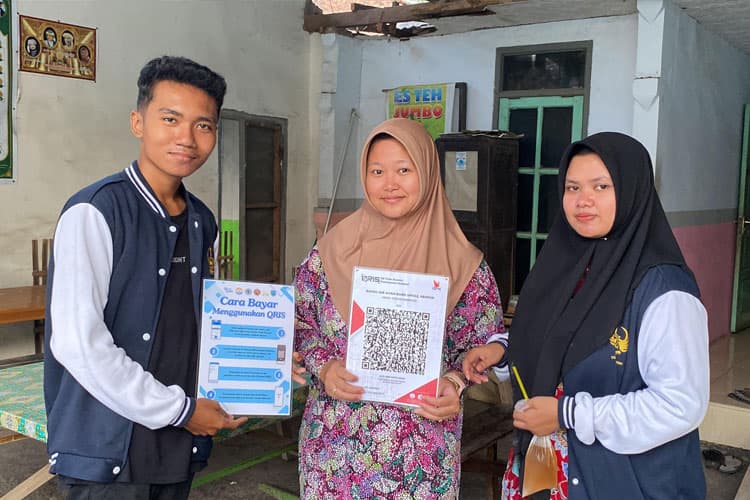 Mahasiswa Unitomo Dorong Digitalisasi UMKM di Desa Temenggungan Probolinggo