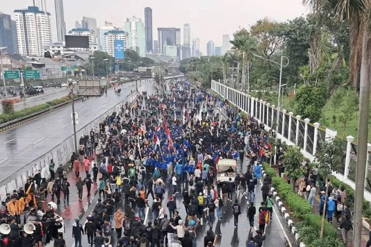 Ricuh Demo di Senayan, Massa Lempari Polisi hingga Dibubarkan Gas Air Mata