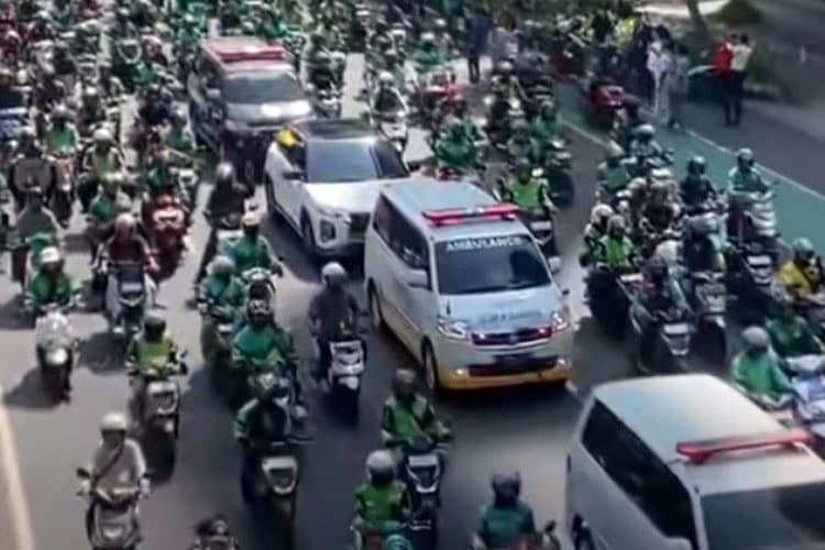 Ribuan Ojol Antar Pemakaman Affan Kurniawan ke TPU Karet Bivak