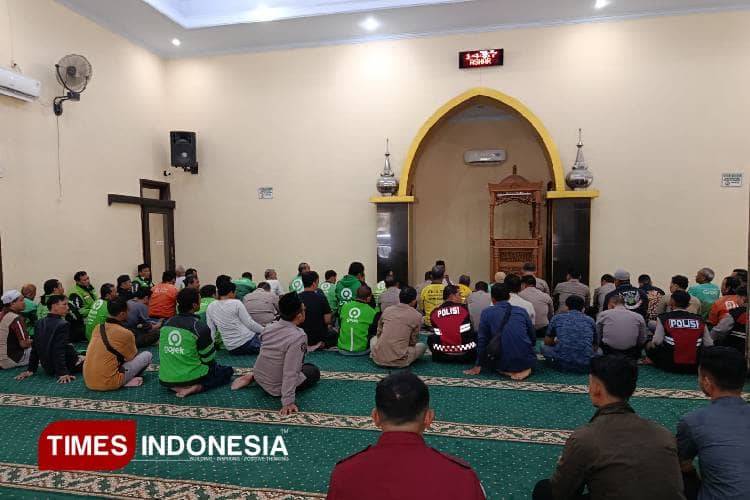 Duka Cita dan Solidaritas Buat Affan Kurniawan, Komunitas Ojol dan Anggota Polres Madiun Kota Shalat Gaib Bersama