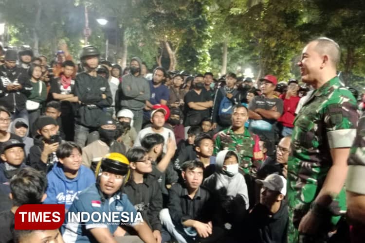 TNI Siaga di Gedung Grahadi Surabaya, Gubernur Jatim dan Pangdam V Brawijaya Temui Massa Aksi