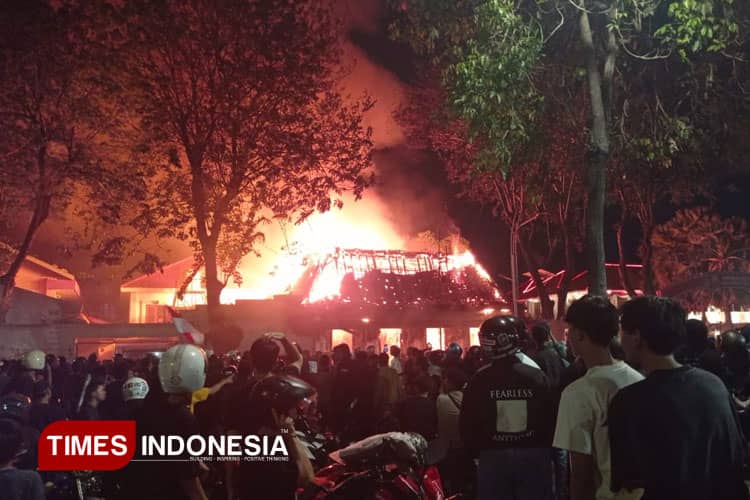 Breaking News: Demo Ricuh Surabaya, Ruang Kerja Wagub Jatim Emil Dardak Dibakar Massa