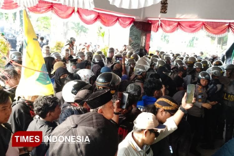 Demonstrasi di Bondowoso, Massa Aksi Memaksa Masuk Gedung DPRD