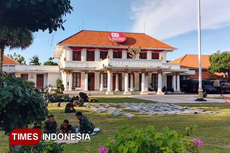 Puluhan Aparat TNI Siaga Jaga Kawasan Gedung Grahadi