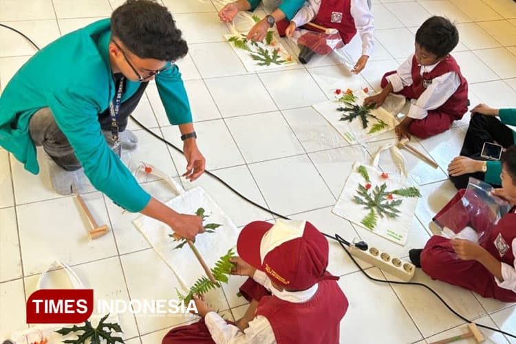 Mahasiswa KSM-T KEL 25 UNISMA Tumbuhkan Kreativitas Anak Lewat Ecoprint
