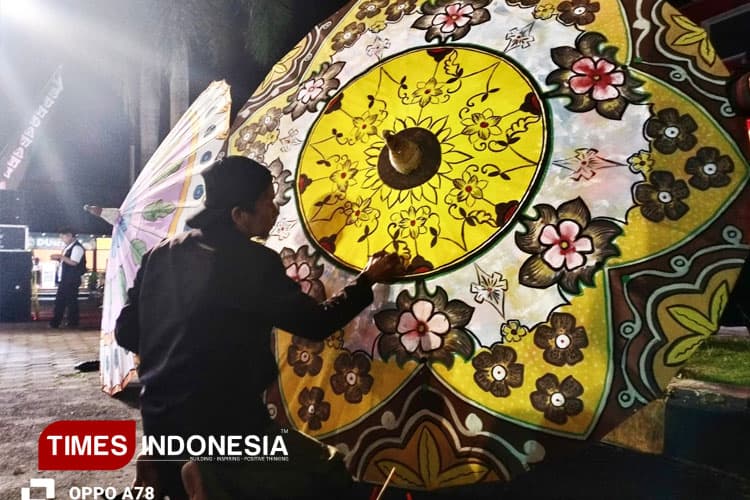 Empat Seniman Lelang Payung Geulis Raksasa Demi Lestarikan Bambu dan Lingkungan Tasikmalaya