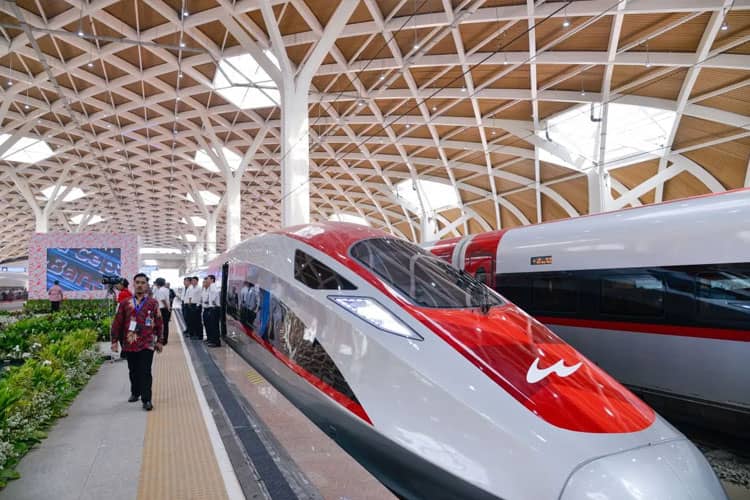Kereta Cepat Whoosh Jadi Atraksi Wisata Favorit Turis Malaysia ke Bandung