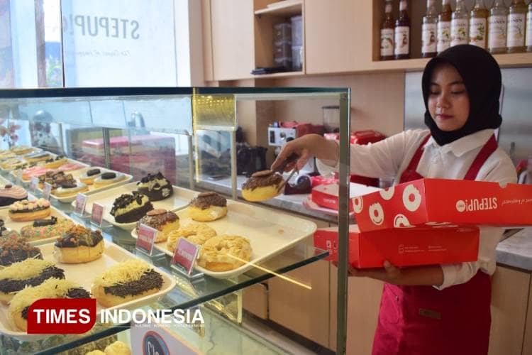 StepUp Donat Surabaya Manjakan Konsumen dengan Pilihan Hias Topping Sendiri