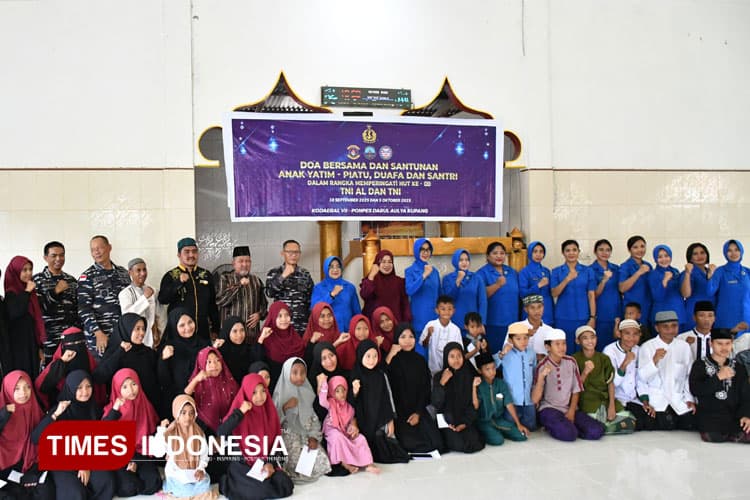 Kodaeral VII Rayakan HUT ke-80 TNI AL dengan Santuni Santri Kupang