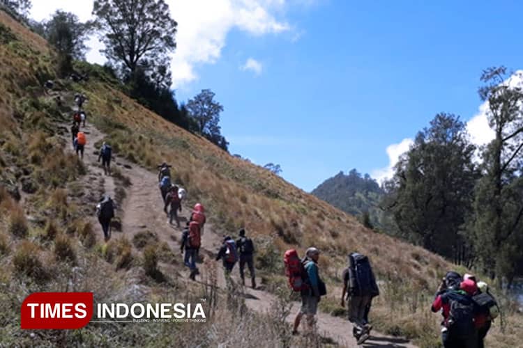 Jangan Fomo Tektokan, Lima Gunung Ini Harus Berkemah