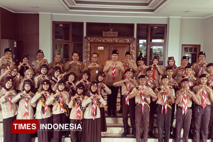Lepas Peserta ke Pramuka Prestasi Jatim 2025, Bupati Fawait: Jangan Lupa Salat
