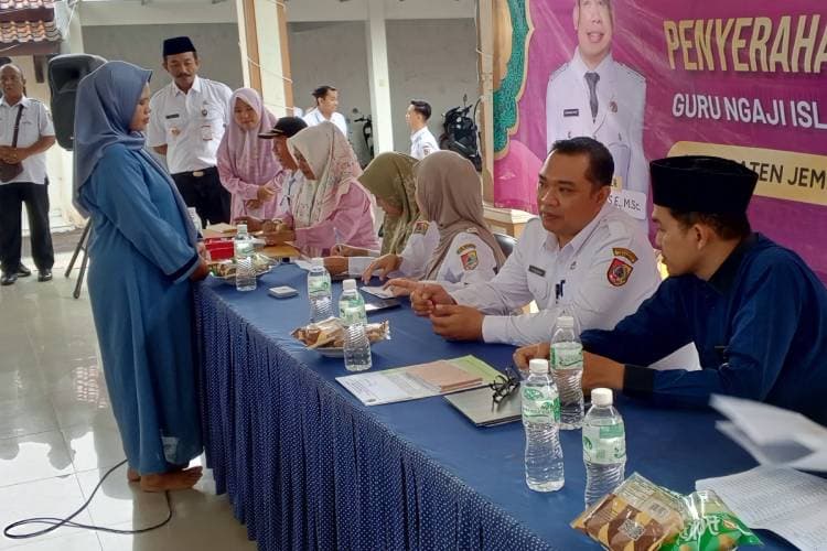 Tidak Antre di Bank, Ribuan Guru Ngaji Terima Insentif