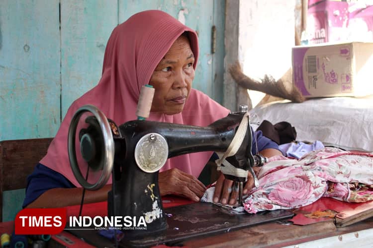 Dari Pabrik Garmen ke Trotoar Kota: Mbah Sawit Tetap Semangat di Usia Senja