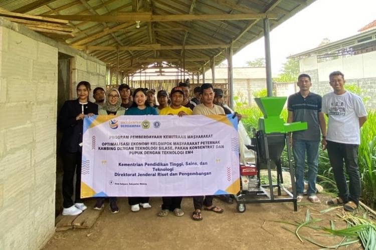 Tim Pengabdi UNMER Malang dan UNIKAMA dukung Optimalisasi Ekonomi Kelompok Masyarakat Peternak Kambing di Desa Kalipare