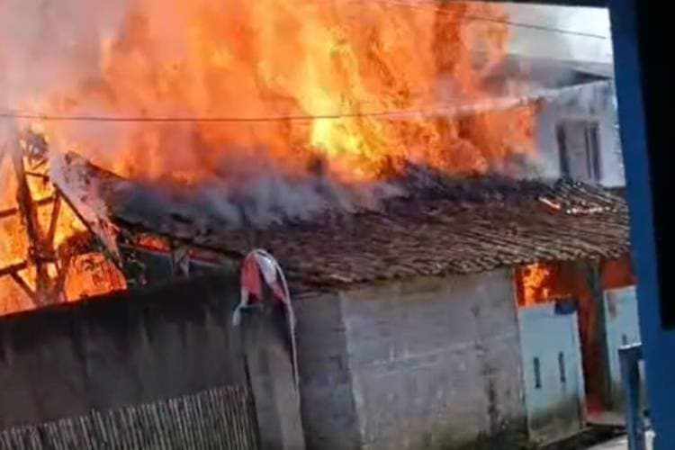 Api Tungku Lahap Dua Rumah Warga di Cianjur, Kerugian Ditaksir Ratusan Juta Rupiah