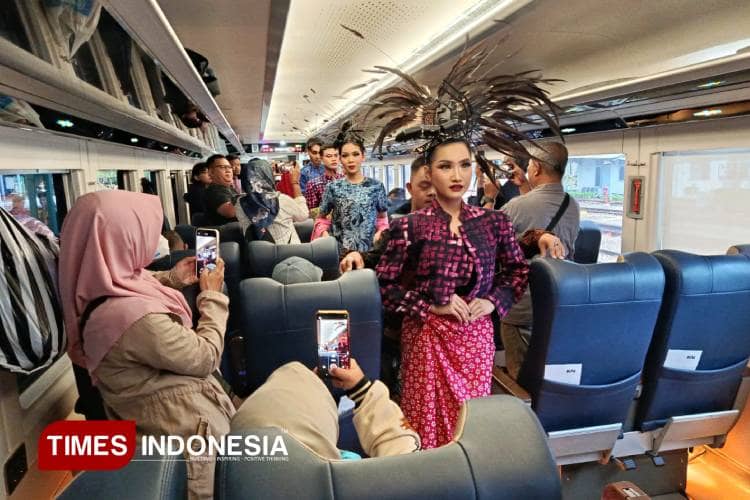 Peragaan Busana di Area Tunggu dan Gerbong KA, Peringatan Unik Hari Batik di Stasiun Madiun