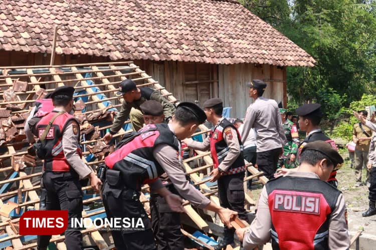 Peduli Korban Bencana, Polres Blora Salurkan Bantuan dan Kerahkan Personel ke Desa Getas