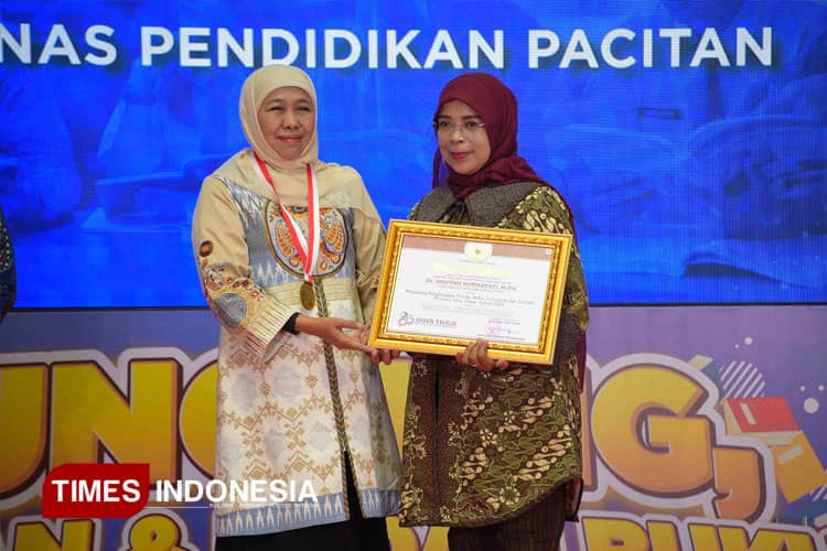 Dr Indiyah Nurhayati Raih Penghargaan Penulis Buku Terbaik Jatim 2025, Siapa Dia?