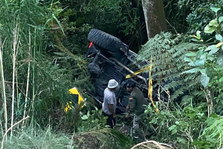 Kecelakaan di Jalur Bromo, Mobil Terperosok ke Jurang, Tiga Orang Selamat