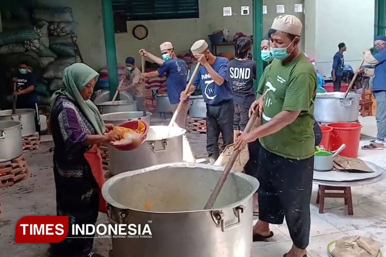 Lima Ton Nasi Kebuli dan 300 Kambing Jadi Jamuan Ribuan Jemaah Haul Habib Ali Solo