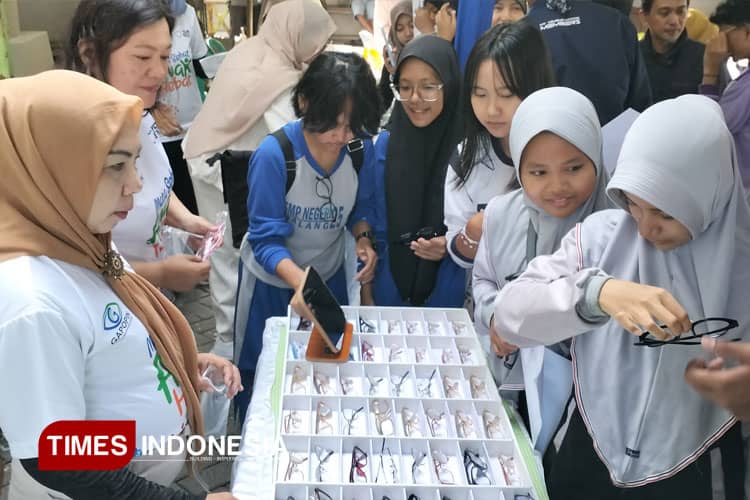 Hari Penglihatan Sedunia, Senyum Bahagia Pelajar Malang Dapat Kacamata Gratis