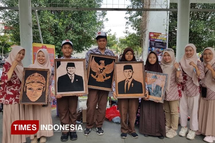 Keren! Siswa SLB di Malang Ubah Kayu Jadi Karya Seni Siluet Wajah