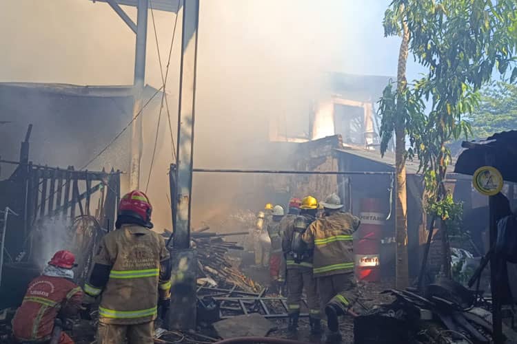 Akibat Ledakan, Bengkel dan Mess di Surabaya Hangus Terbakar