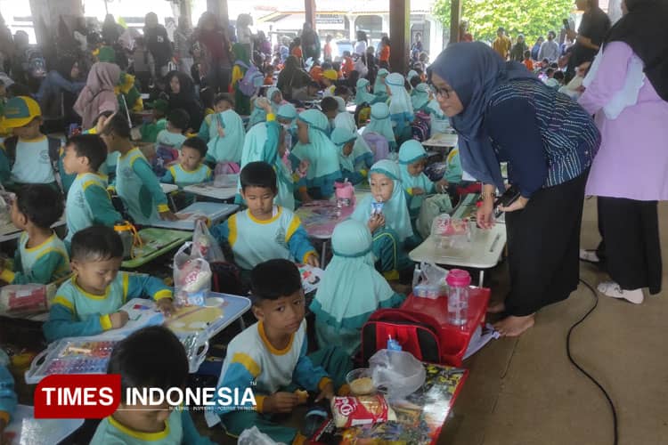 Ratusan Anak TK di Banjarnegara Ikuti Lomba Mewarnai Gambar 'Sampahku Tanggung Jawabku'