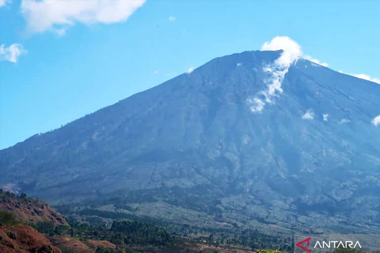 Api Lahap 10 Hektare di Kawasan Taman Nasional Gunung Rinjani