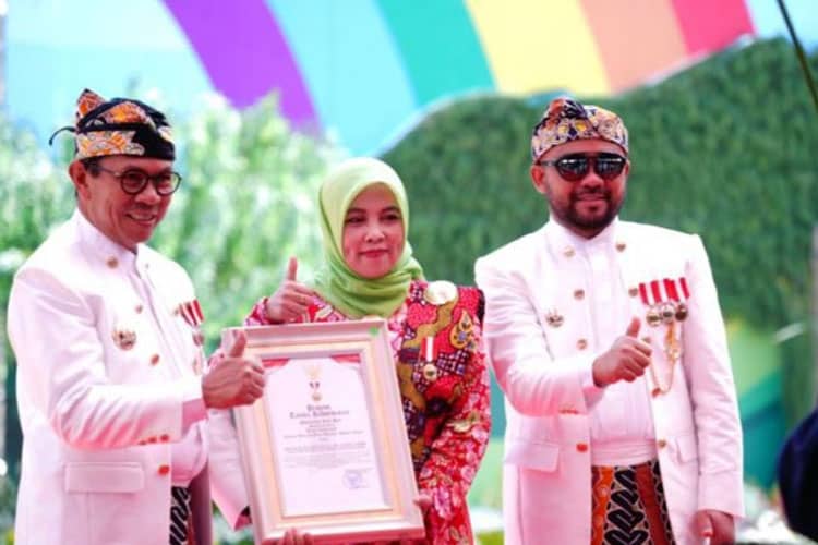 Rektor UIN Malang Raih Lencana Hakaryo Guno Mamayu Bawono di Hari Jadi ke-24 Kota Batu