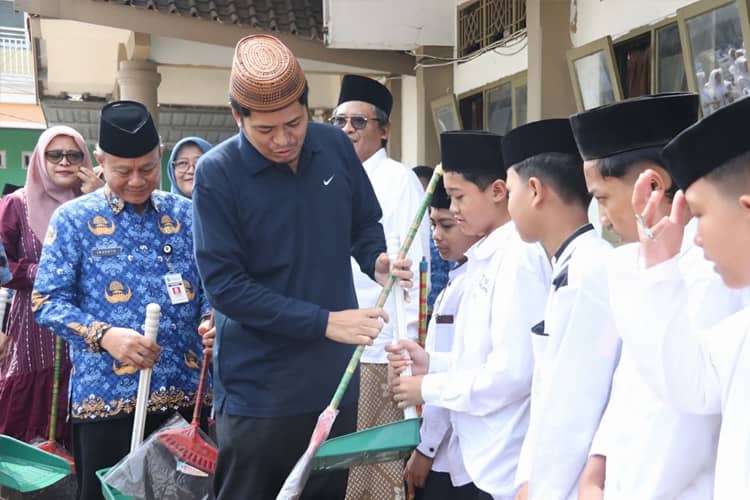 Peringati Hari Santri 2025, Wabup Banjarnegara Bersih-bersih Ponpes