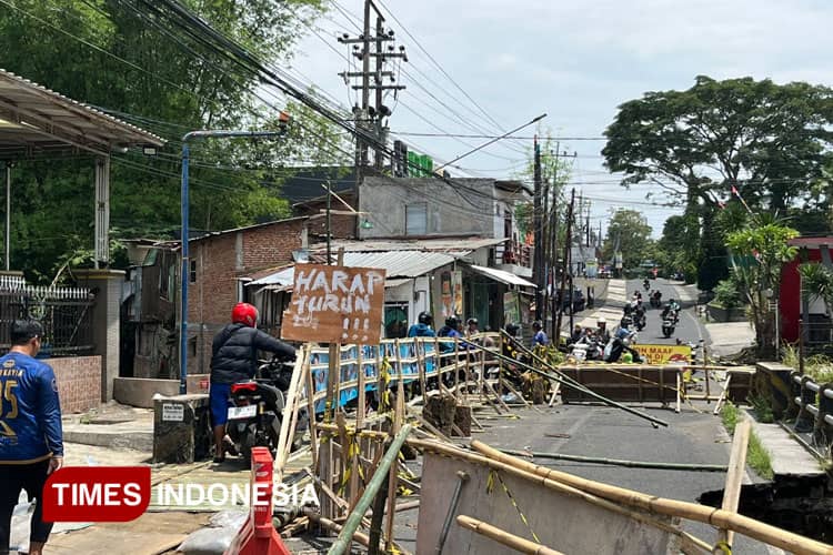 Jembatan Pandanwangi Kota Malang Terputus, Warga Swadaya Bangun Jembatan Darurat