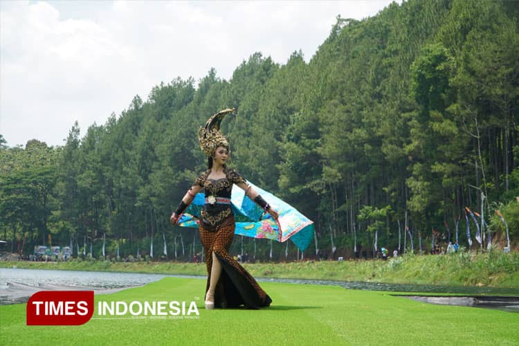 Pesona Magis 'Titisan Dewi Rengganis' di Atas Catwalk Apung Ranu Segaran