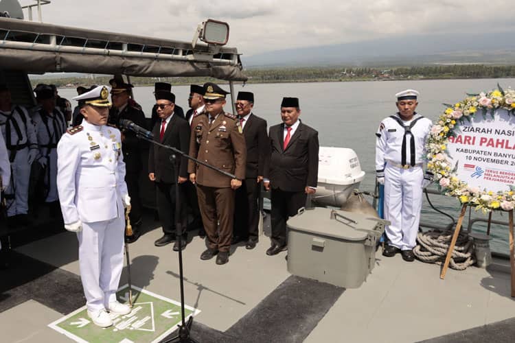 Hari Pahlawan, Banyuwangi Gelar Tabur Bunga di Selat Bali