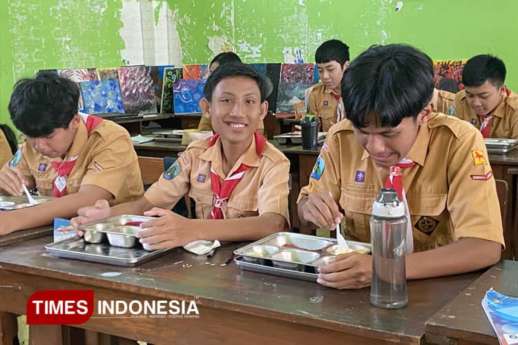 Menu Lezat MBG Bikin Siswa SMP Katolik Santo Yusup Banyuwangi Rajin Menabung