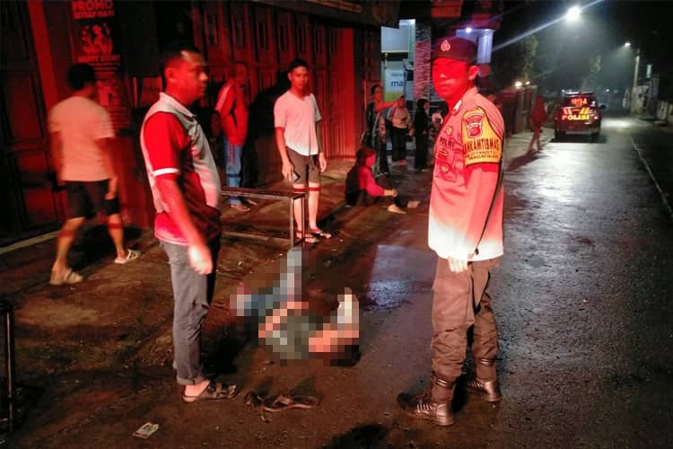 Tabrak Tiang PJU, Pengendara Motor di Wanaraja Garut Alami Patah Kaki